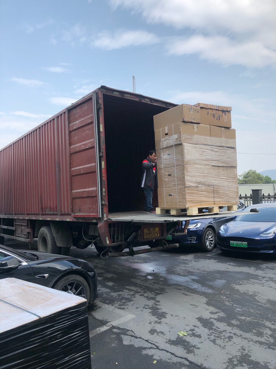 车终于修好了
繁忙的沈半路，永远繁忙
回家路上遇到野牛
终于摆脱用改装的JR代步的悲剧生活了
一杯咖啡结束没有特斯拉的日子
 - 图片 1