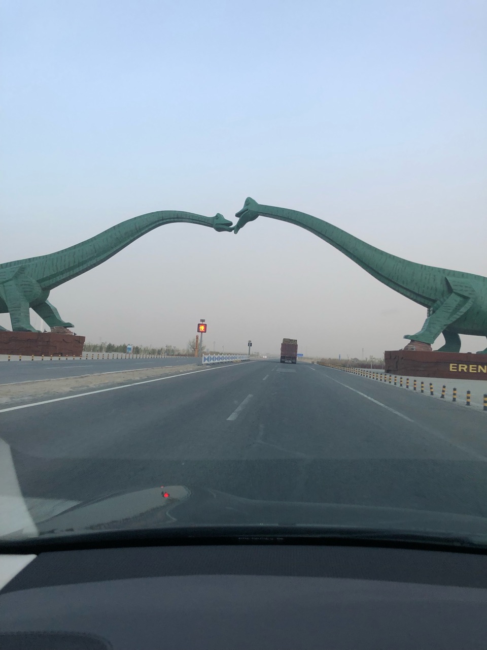 海拉尔，二连浩特，走京新高速经过甘肃一段，几百公里无人区，进入新疆 - 图片 4