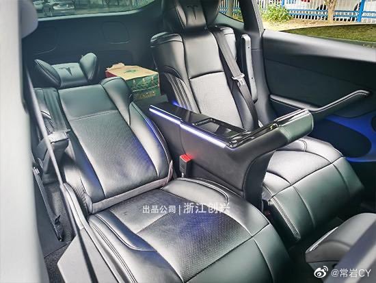 Model Y改第二排航空座椅案例……因为没有Model X的气场加成，感觉一下子就局促起来了……有点duck不必……  - 图片 4