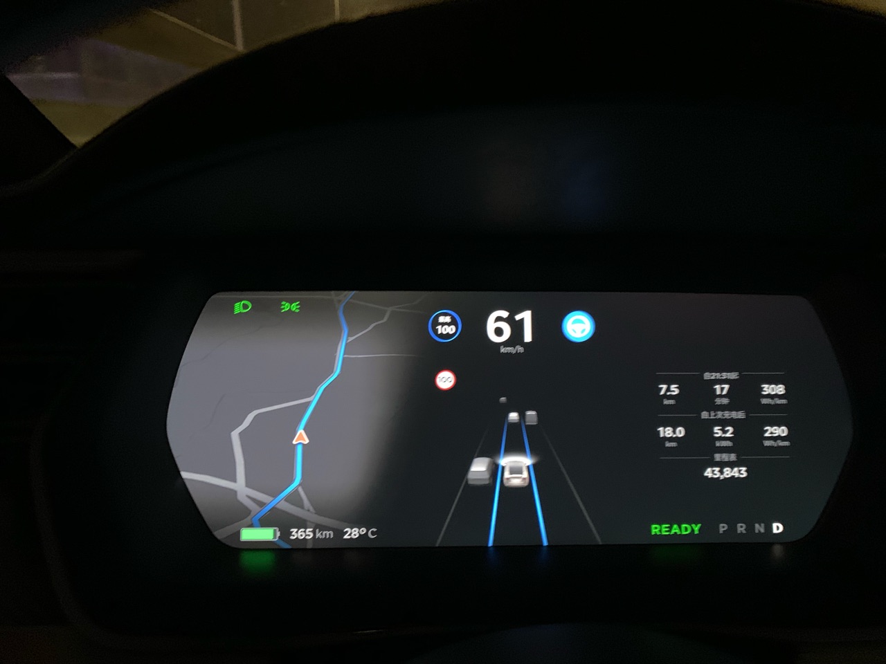 我开的极度耗电的的 Model ＸP100D …… 估计需要在服务区稍微补一下才能开到郴州。

地图中的蓝色小点，表示可以充电的服务区。 - 图片 1