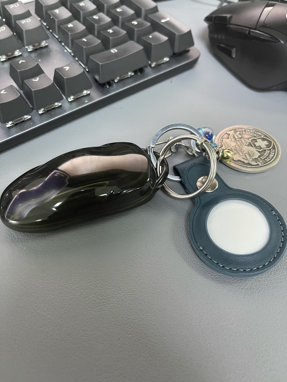 实体钥匙两台车的福音
一把实体钥匙可以绑定多台车辆 只需要b住切换即可切换解锁
简单方便 - 图片 1