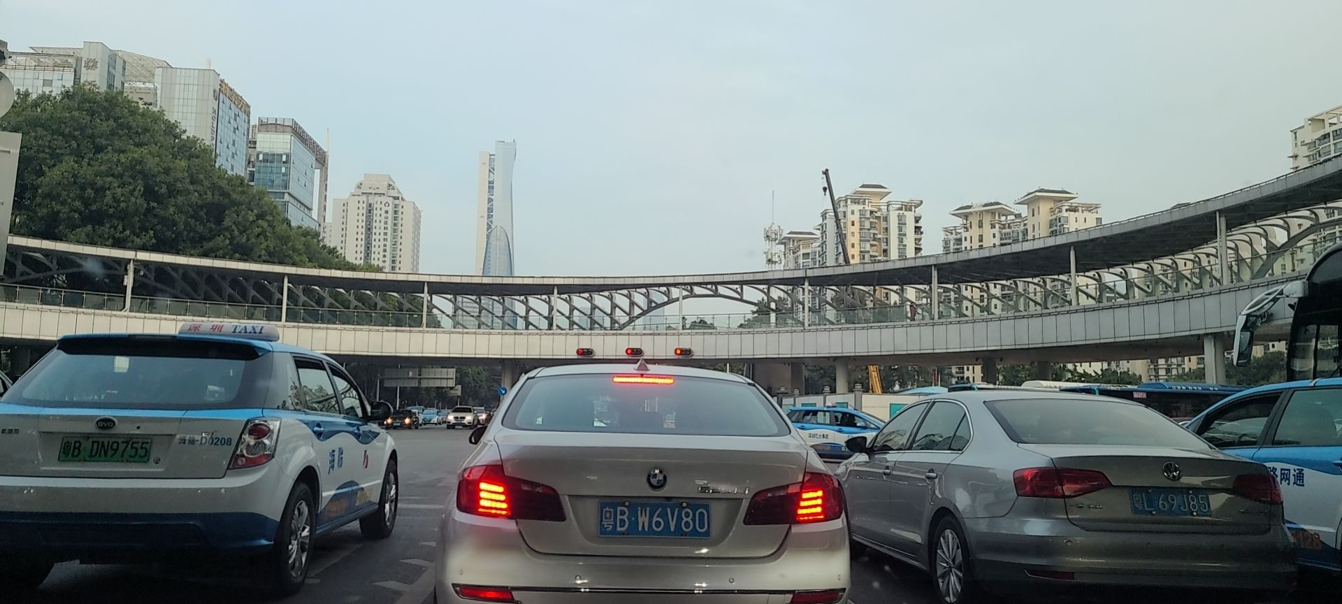 是不是只有购买fsd 才能用遥控器 遥控特斯拉 在车位狭窄的地方前进后退？ - 图片 1