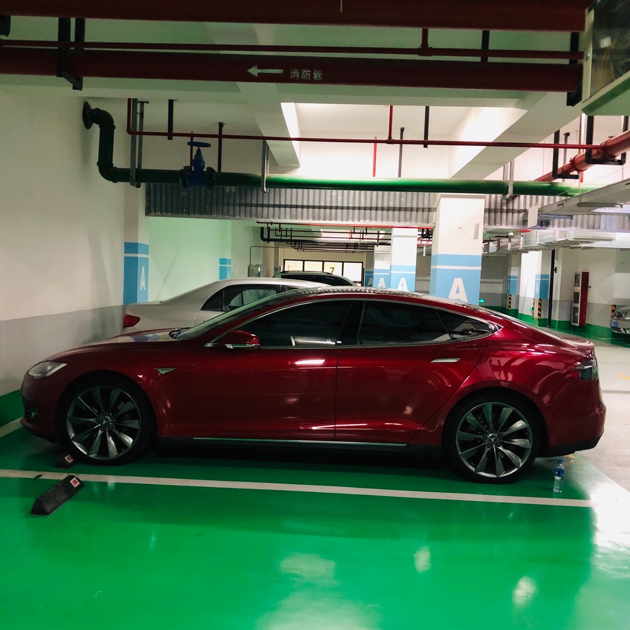 车子一天没动过，听到地盘靠近前备箱的位置发出“咕噜”一声，没有规律，以前也听到过，以为刚停下车是空调或者压缩机在响，所以没有在意。今天因为车库特别安静，而且车子一天也没动过，不存在压缩机或者空调声，所 - 图片 1