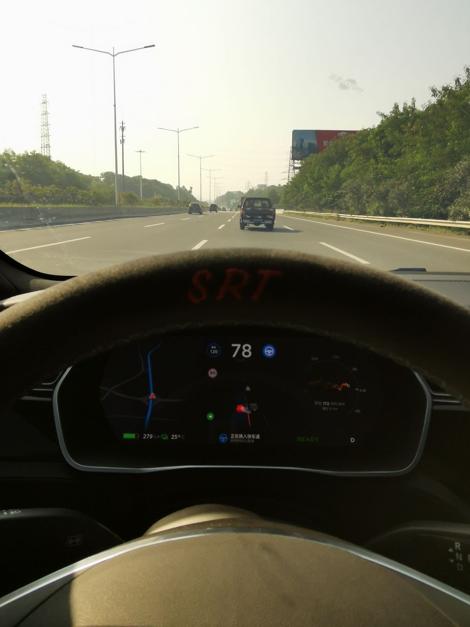 偶然发现fsd已经上线，迫不及待的去溜一圈高速～😎
1.无需确认的自动变道超车，有效！
2.根据导航变换匝道，有效！
证明Fsd在发挥作用！
自动变道时还算平顺，提示要超车时遇到后方快速来车，也会先 - 图片 1