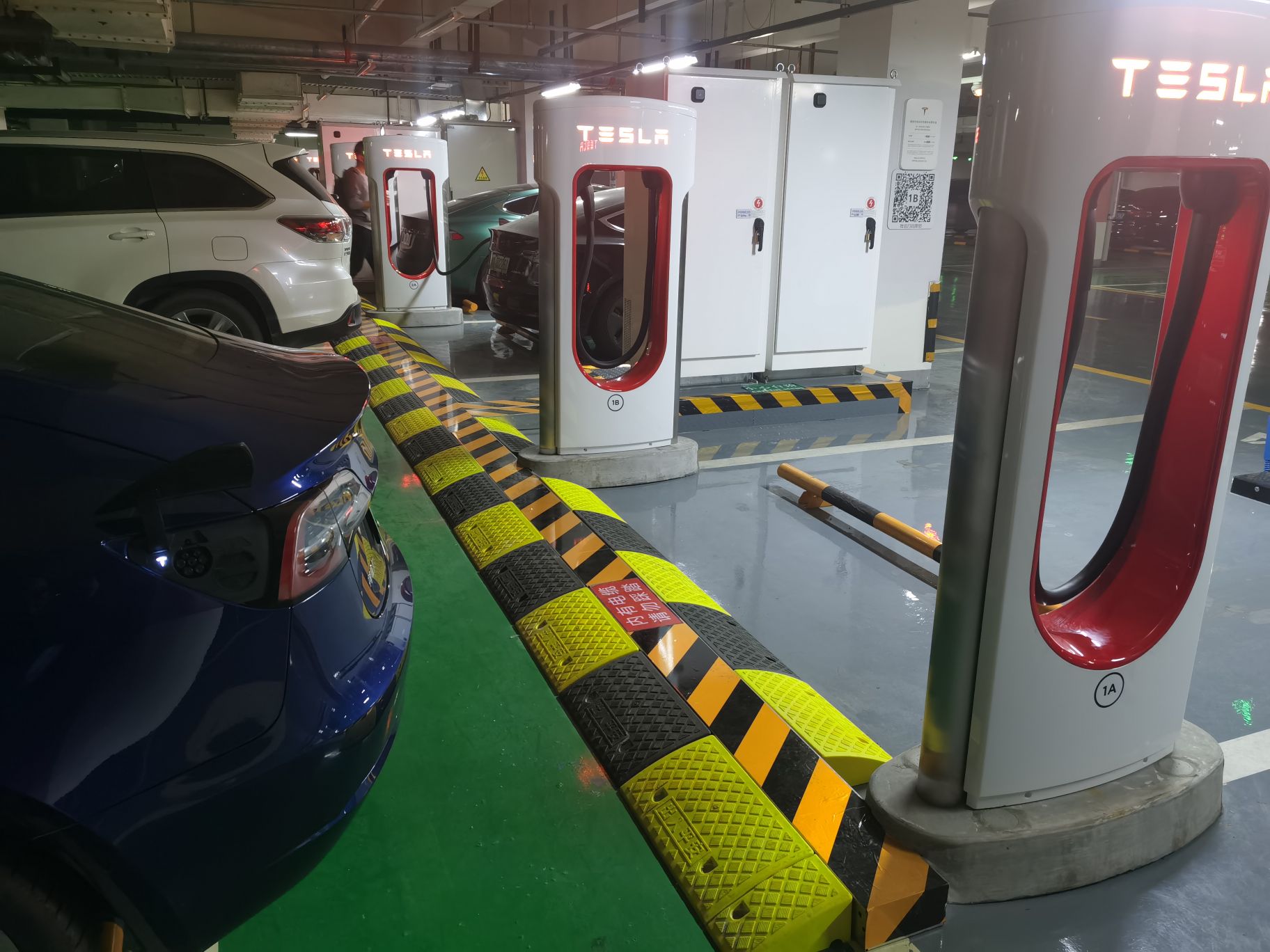 发现一个很有意思的bug，如果车子停的离超冲位很近，别人用拿超冲头的时候你车子的充电盖会自动打开 - 图片 1