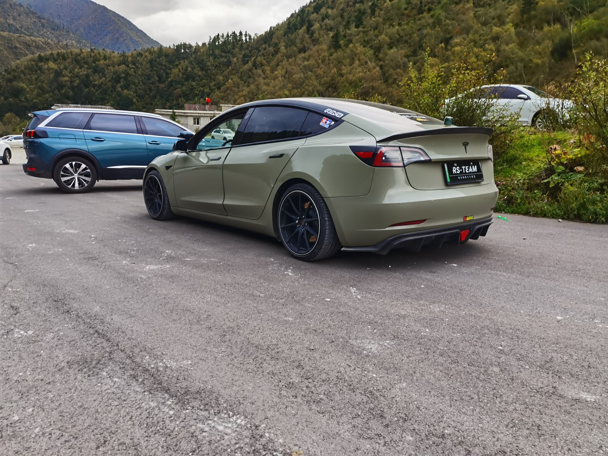 康定机场 特斯拉目的是欧标的
还好上面有蔚来家冲
上面日落景色 闪电金色太美了 - 图片 8