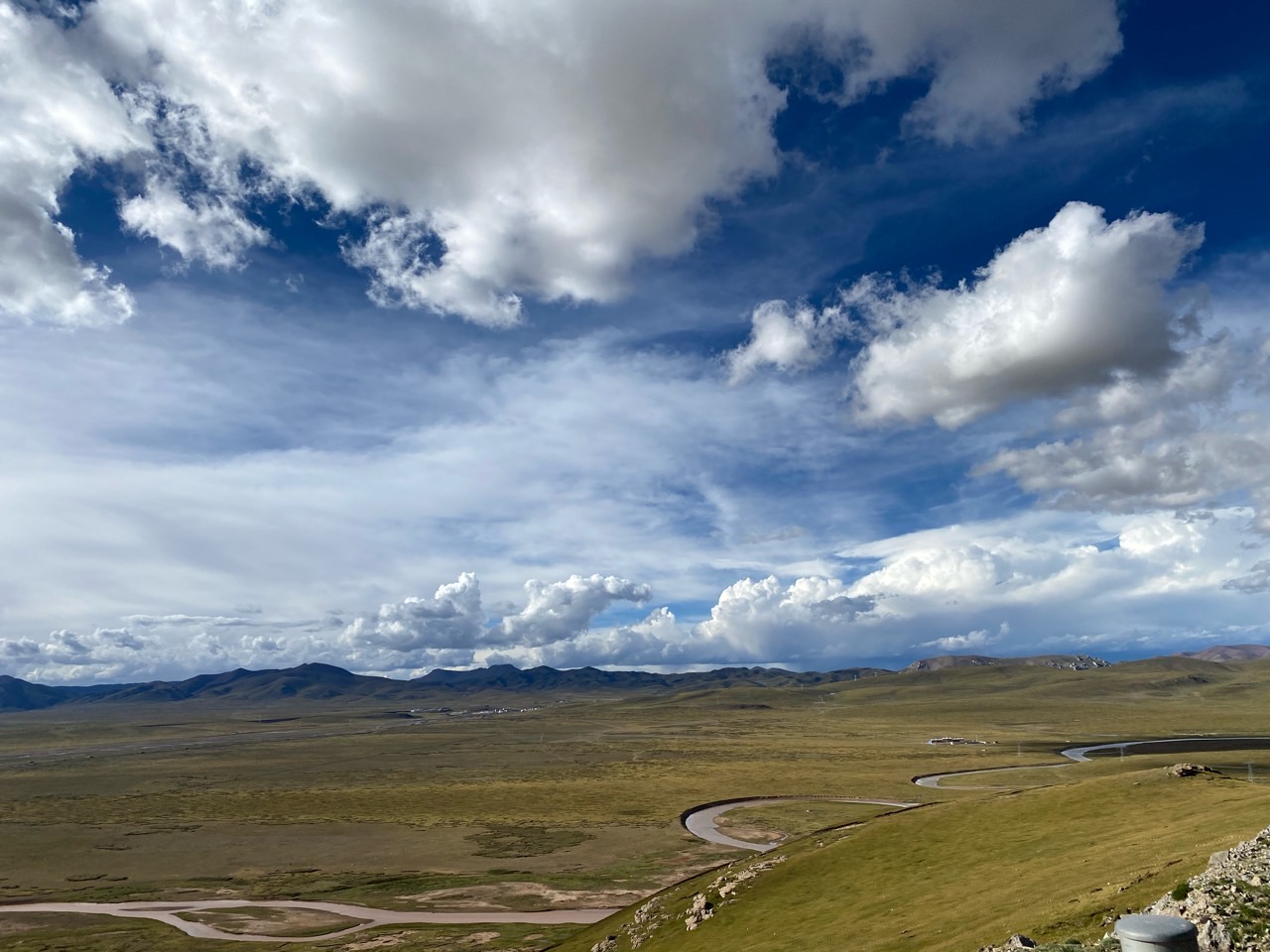 到安多县。早上9点从拉萨出发，计划在那曲住宿。青藏线比川藏线平缓许多，海拔稳定在4700左右，少了盘 - 图片6