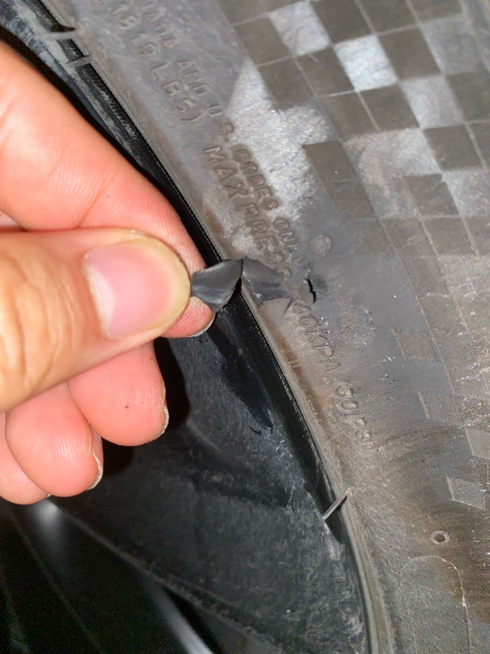 垃圾地下车位是那种双层车位，特别窄，停的时候被停车位边角给划了，请问这样要换轮胎吗？ - 图片 2
