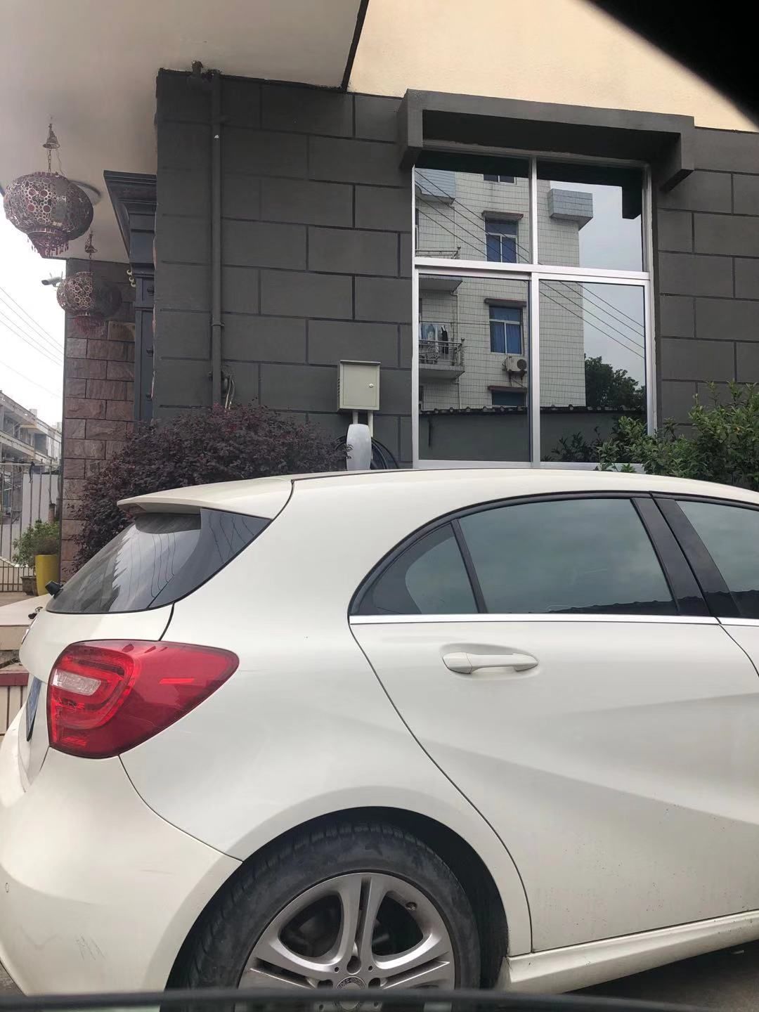 充电桩已经安装完毕，就等交车了，没有匹配，没有车架号，销售只说这个月中旬交付，不知道真的假的。 - 图片 1