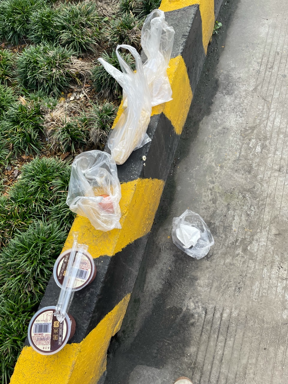 小伙伴们早上好
7:00多醒的时候有点冷，全是水蒸气，然后开了下空调  玩玩手机就准备起床了，这个时候已经太阳出来。 太舒服了😌 梳洗完毕 在服务区随便吃了个早餐  下次还是下高速去吃吧😄   - 图片 7