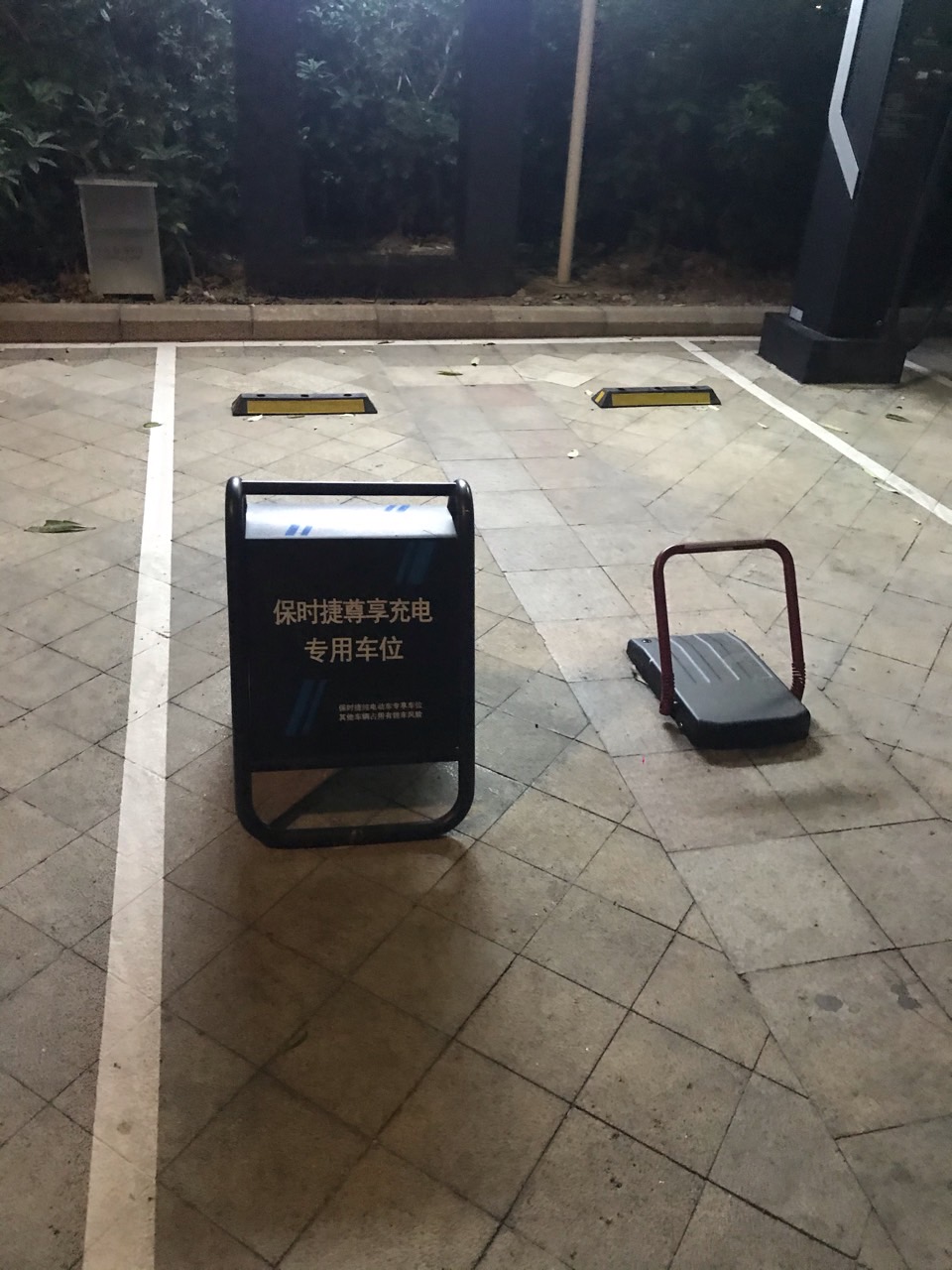 其实Porsche也挺尊贵，我建议应该建在便利店附近，起码尊贵的车主可以去买瓶可乐 - 图片 2