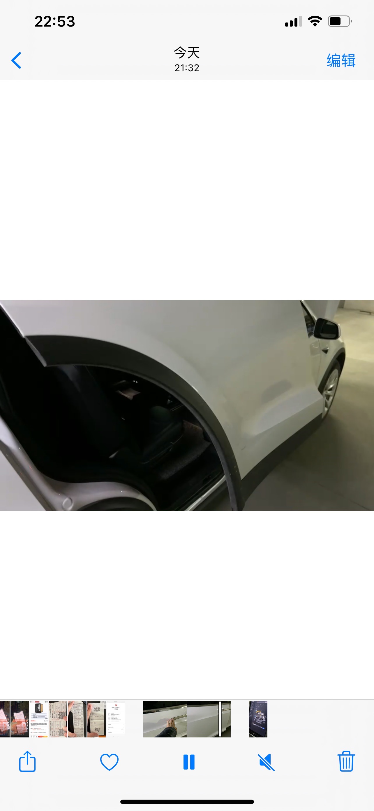 左右鹰翼门偶发性的误报障碍物。
1. 站在门边上按下开门，人后退到离车1米位置，车门打开一点就停住，报障碍物无法开门，如图二。尝试多次同样结果。
关上车门，再次按开门，人退到前门，鹰翼门正常打开。然后 - 图片 2