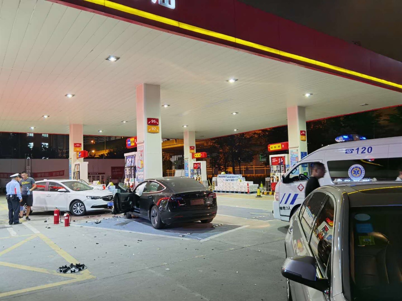 这个还没上牌的小三冲进人家加油站干嘛？转图 - 图片 1