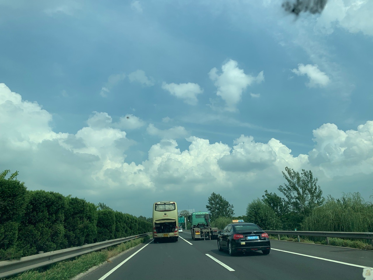 天降横祸！高速120 货车突然掉出来不明物体正中玻璃，不得不说 X的前挡玻璃真硬！没裂开，砸进去俩坑。 - 图片 2