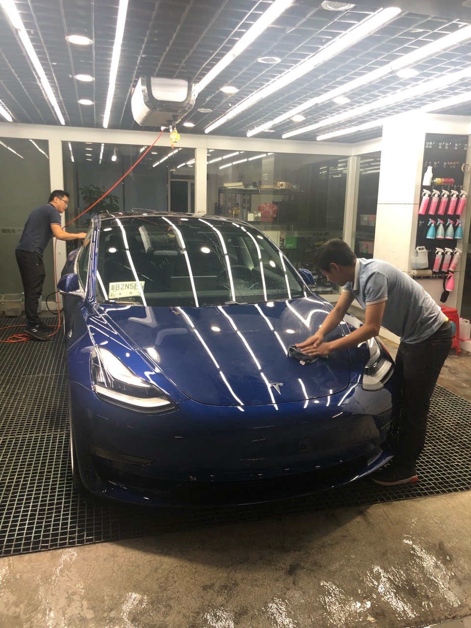 深圳到广西柳州，等M3充电那就来个随笔吧。刚拿车3天。1.提车就贴了车衣，漆面真的很薄，不贴开一段时间车头必然千疮百孔。强迫症晚期的我是接受不了的哇。2.回广西半路用了一下国标直流桩，真的好慢。3.到 - 图片 1