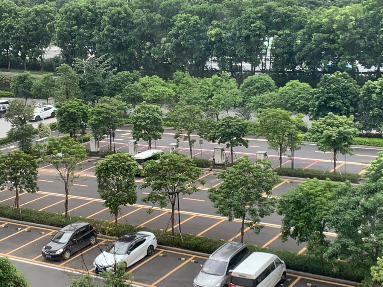 家里距离超冲1公里（3小时停车免费），公司楼下停车场两个充电位（公司租户月保停车免费），再申请电表在家里车位上装一个充电桩，再买一个小特随身冲放车上，充电环境就完美了。 - 图片 3