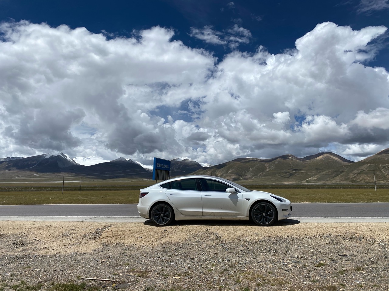 到安多县。早上9点从拉萨出发，计划在那曲住宿。青藏线比川藏线平缓许多，海拔稳定在4700左右，少了盘 - 图片4