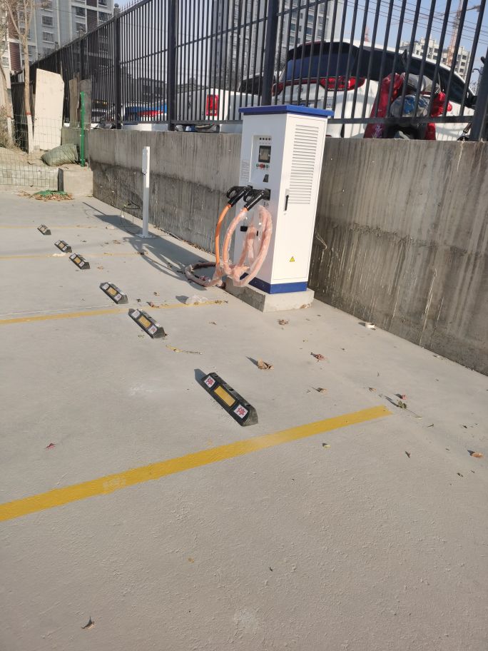 新疆车主福利来了，库尔勒新建充电站如下 康城建国国际酒店充电站 铁克其乡 政 府 门前充电站 充宝公司门前充电站 康庄生态园充电站 或用腾讯地图搜索充电站导航至以上地址均可，新建二个充电站也马上施工。 - 图片 4