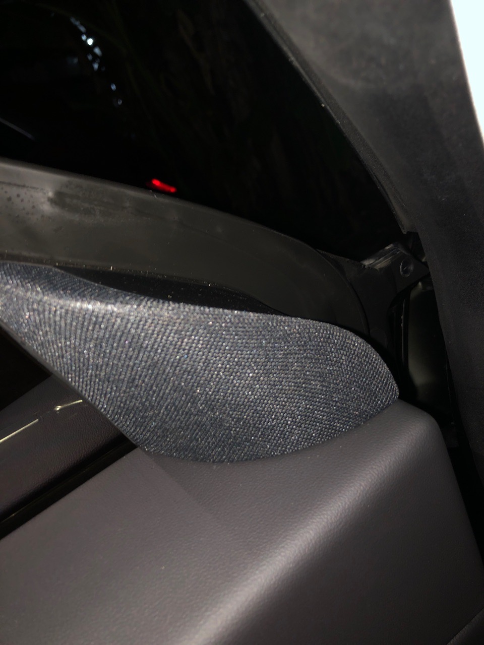 异响总结，，，听了一周 总觉出来这几个地方发出来的异响，， 1无线充电板这里，往下嗯就有异响，颠簸的时候 这里好像也有异响出来 2 安全带高低调节这里，好像不调到最低点 就可以缓解，3开门这边的音响这 - 图片 3