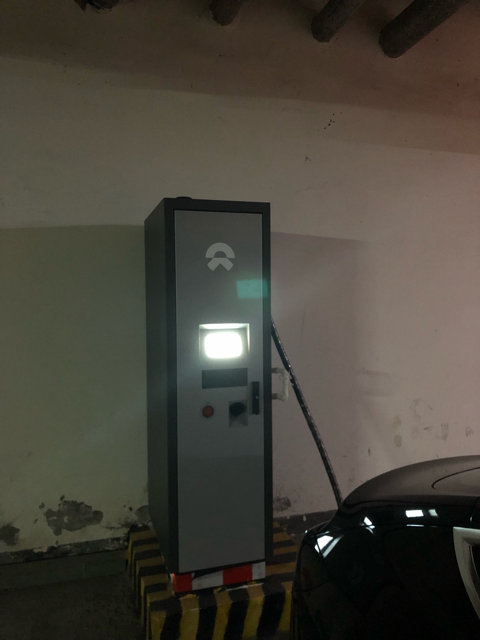 第一次用蔚来的充电桩，体验还是不错，和国电快充速度差不多，最快能到50多kw。不过蔚来app内无法查询哪些地方有蔚来充电桩，难道只有蔚来车主才能看到吗？ - 图片 1