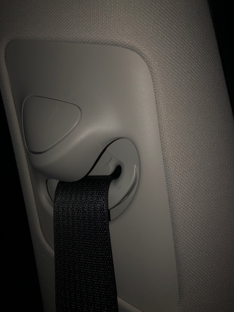 异响总结，，，听了一周 总觉出来这几个地方发出来的异响，， 1无线充电板这里，往下嗯就有异响，颠簸的时候 这里好像也有异响出来 2 安全带高低调节这里，好像不调到最低点 就可以缓解，3开门这边的音响这 - 图片 2