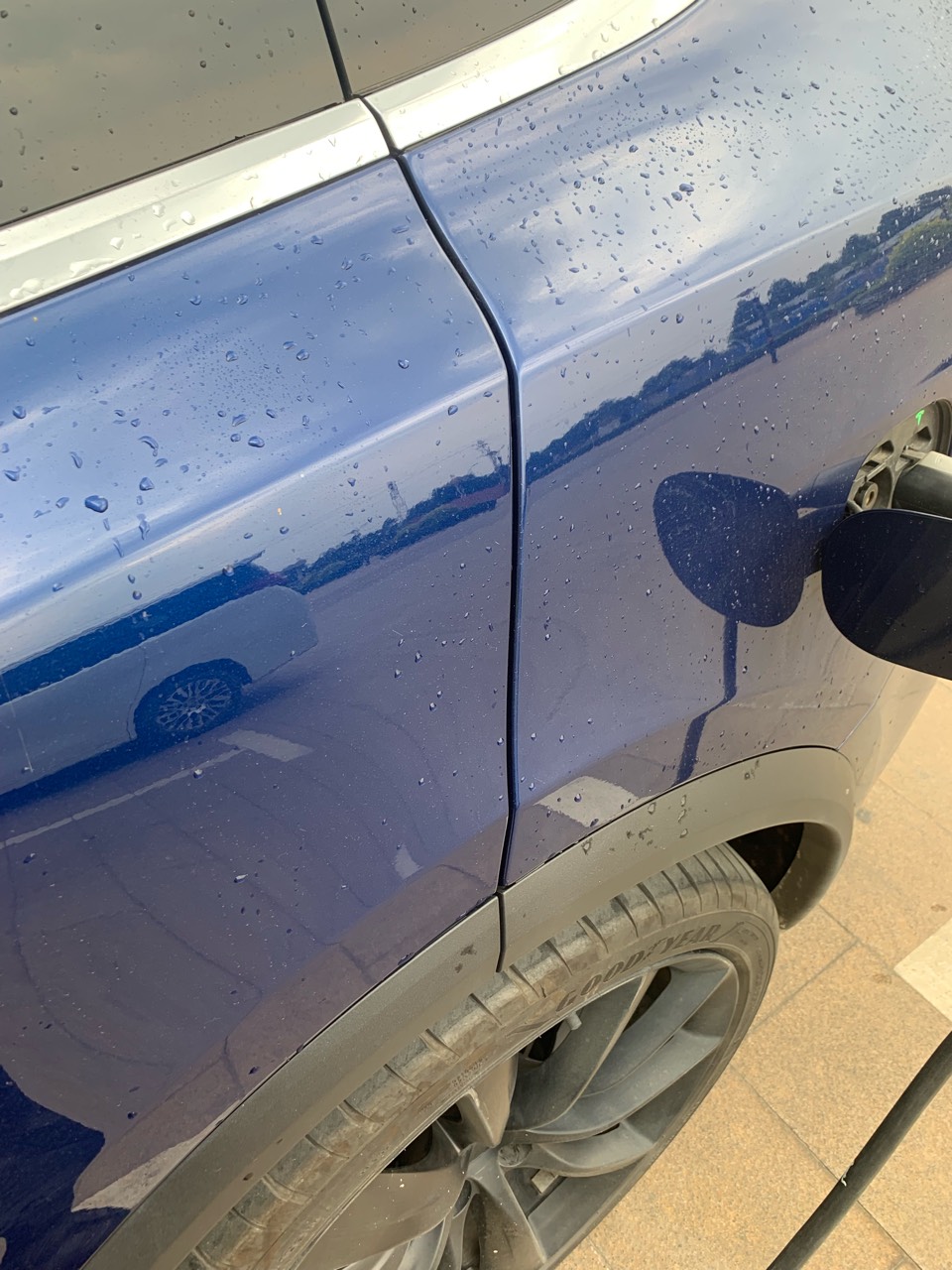 车门关着呢，小屏幕显示开着，大屏幕显示关着，屏幕操作后门物理按钮操作都打不开车门，400重置后仍然无效，有人遇到过吗？？？？ - 图片 1