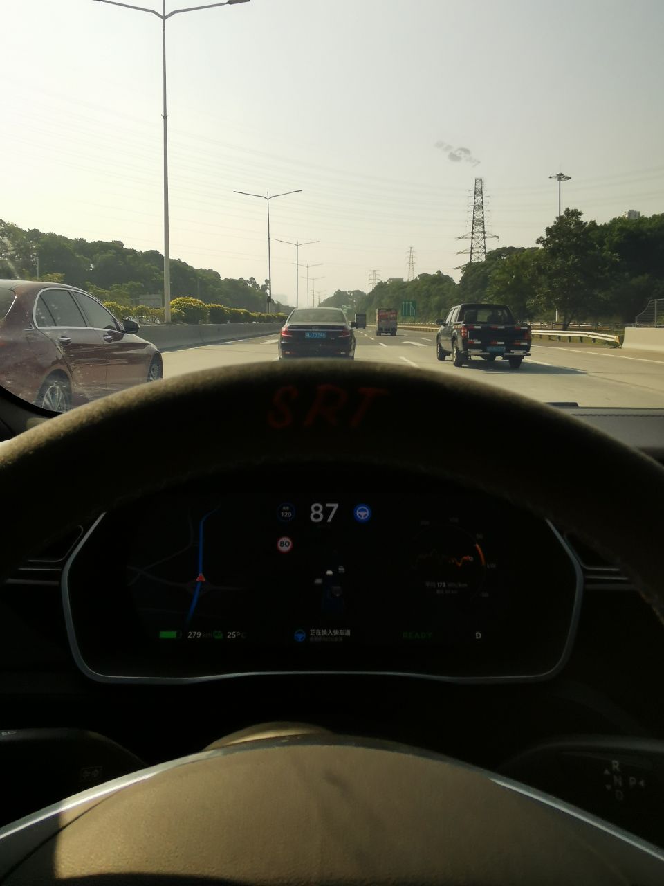 偶然发现fsd已经上线，迫不及待的去溜一圈高速～😎
1.无需确认的自动变道超车，有效！
2.根据导航变换匝道，有效！
证明Fsd在发挥作用！
自动变道时还算平顺，提示要超车时遇到后方快速来车，也会先 - 图片 2