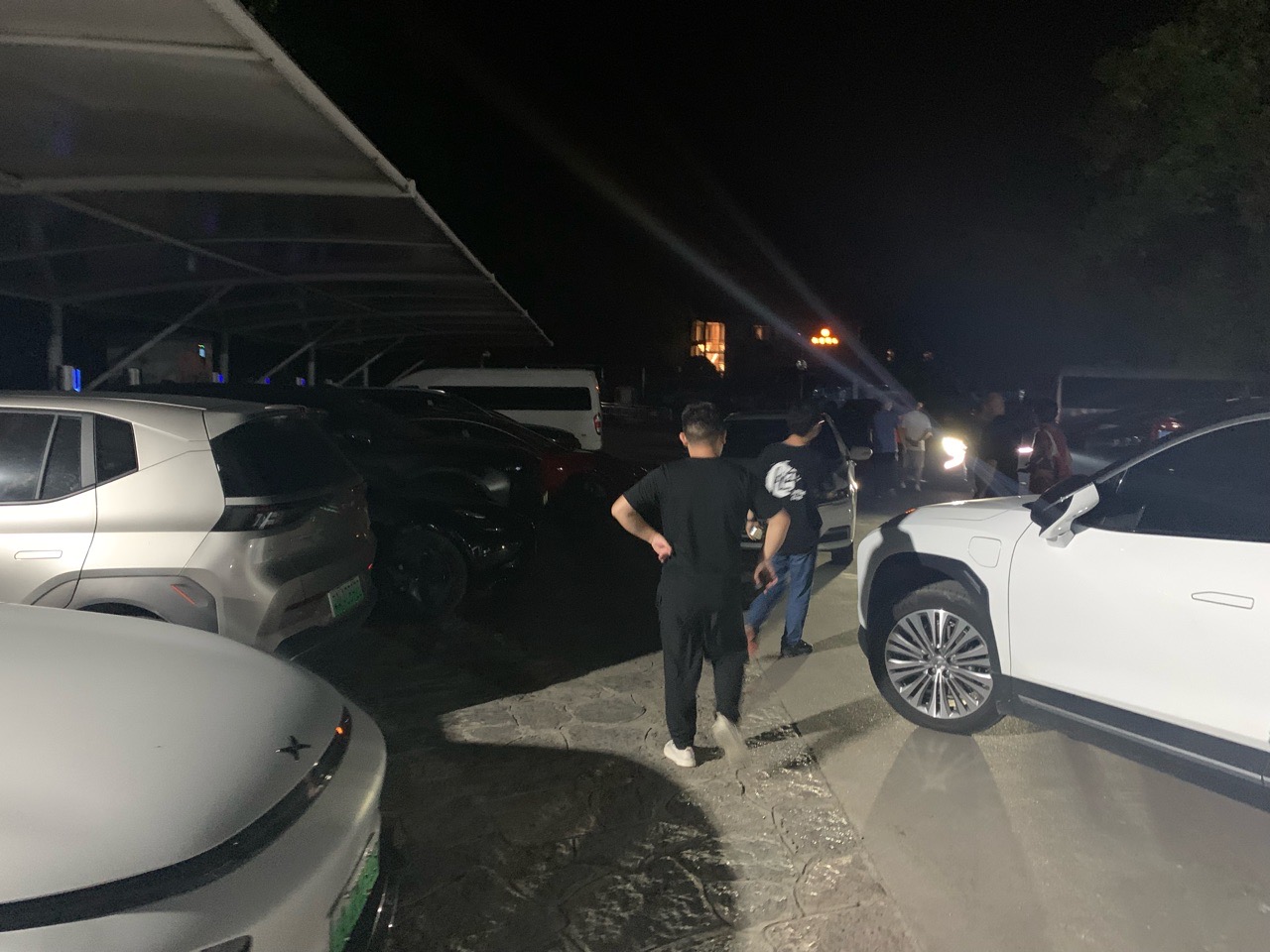 昨晚充电时
和旁边的蔚来车主聊到车友时
旁边的高合车主说“车友？我这车找不到车友”
操！又被他装到了🤪 - 图片 4