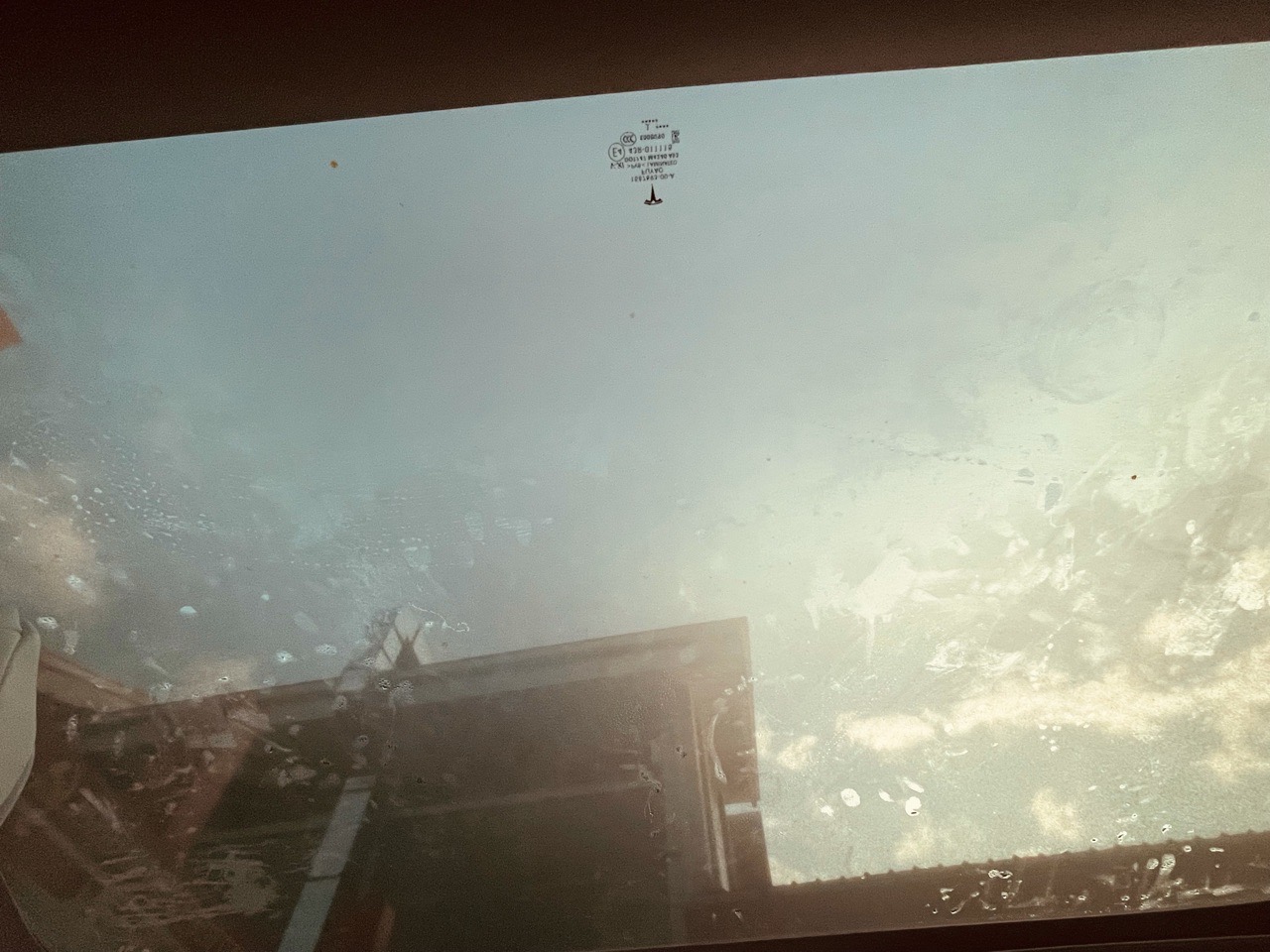 小伙伴们早上好
7:00多醒的时候有点冷，全是水蒸气，然后开了下空调  玩玩手机就准备起床了，这个时候已经太阳出来。 太舒服了😌 梳洗完毕 在服务区随便吃了个早餐  下次还是下高速去吃吧😄   - 图片 1