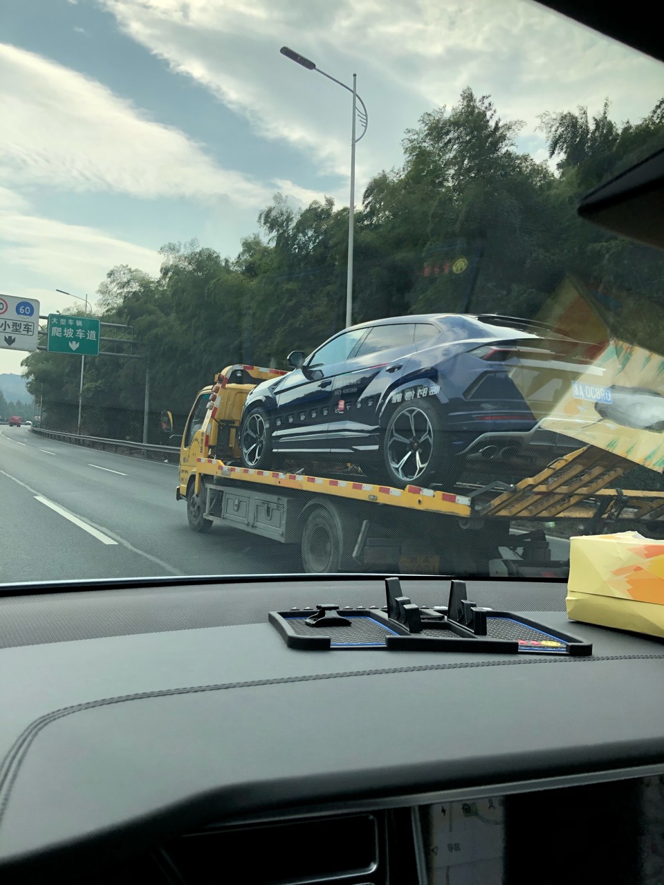 车终于修好了
繁忙的沈半路，永远繁忙
回家路上遇到野牛
终于摆脱用改装的JR代步的悲剧生活了
一杯咖啡结束没有特斯拉的日子
 - 图片 5