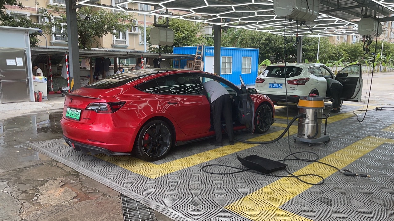 关于电池衰减问题，2w公里内的基本不用看。我自己这台还有群里车友总结同样结果。分水岭在2w公里后电池会有明显衰退5-10%左右。然后一直到10w公里衰退都是缓慢的，还有看大家发出来的图片分析衰退跟超充 - 图片 1