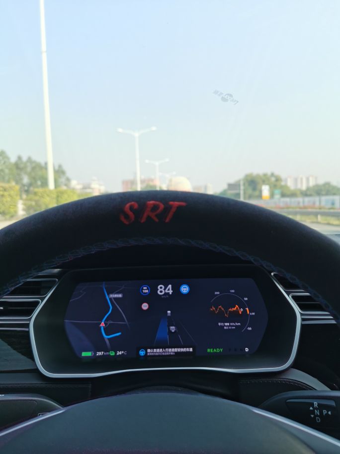 偶然发现fsd已经上线，迫不及待的去溜一圈高速～😎
1.无需确认的自动变道超车，有效！
2.根据导航变换匝道，有效！
证明Fsd在发挥作用！
自动变道时还算平顺，提示要超车时遇到后方快速来车，也会先 - 图片 6