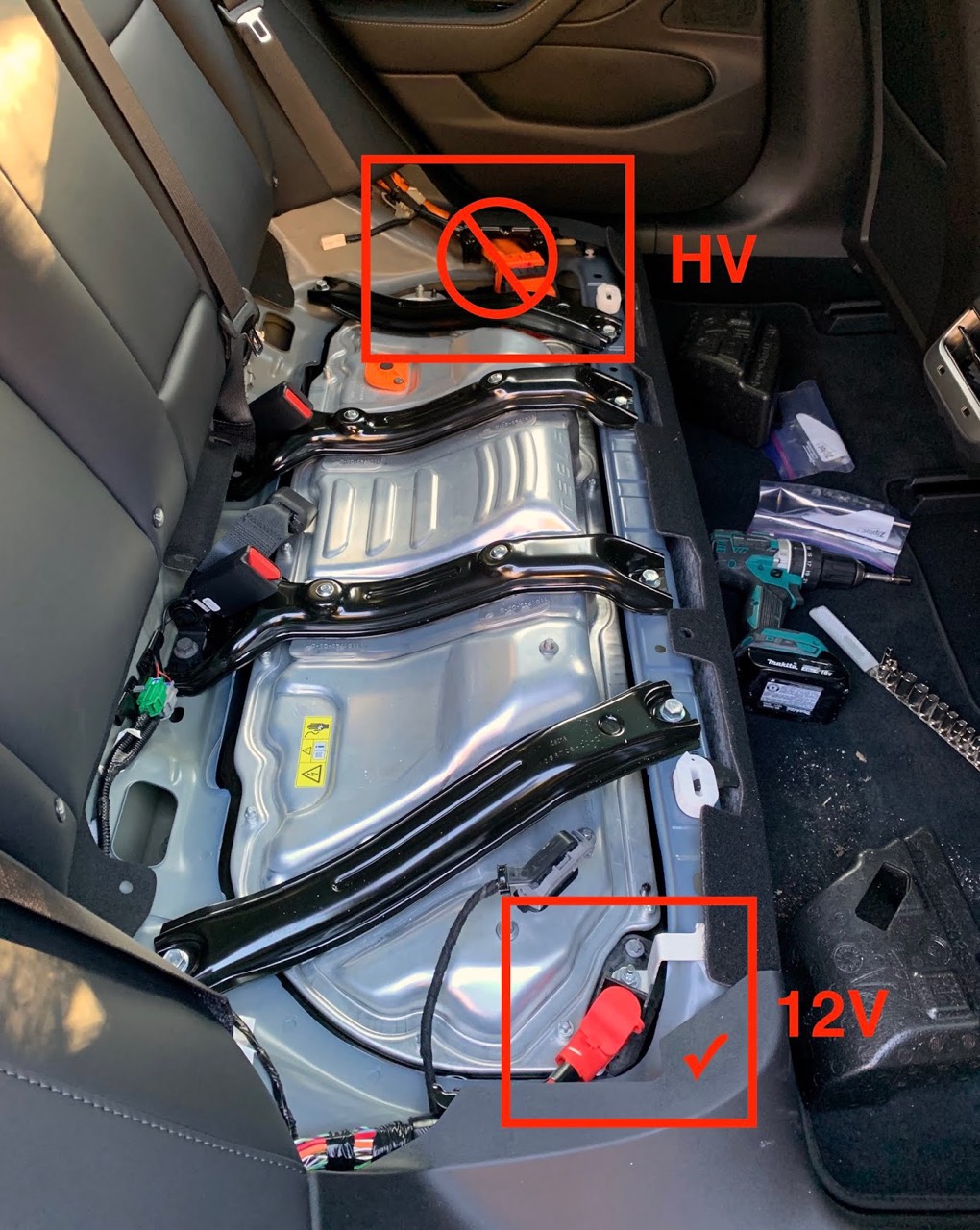 想问一哈，在触摸屏上选择关闭电源之后用手摸毛豆3后座下面的12V正极或负极（如图12V那个红框，不同时摸），会被电到么 - 图片 1