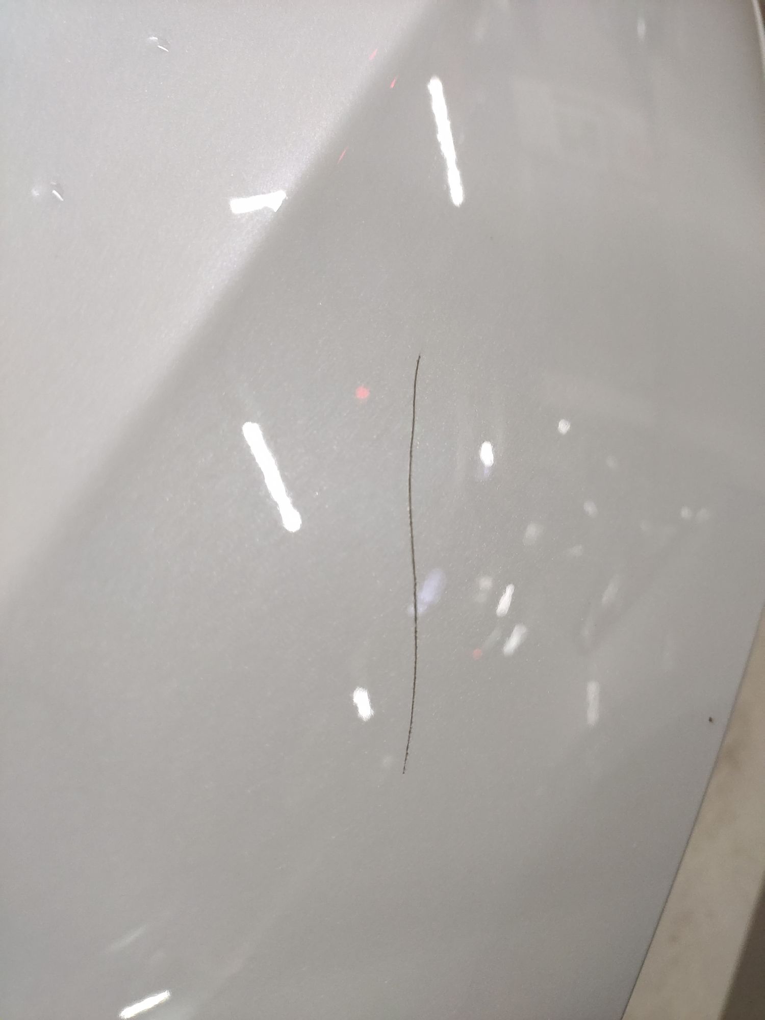 被人钥匙🔑刮了车前盖旁边一道痕 哨兵也没有办法确认是谁挂的 难受。 - 图片 1