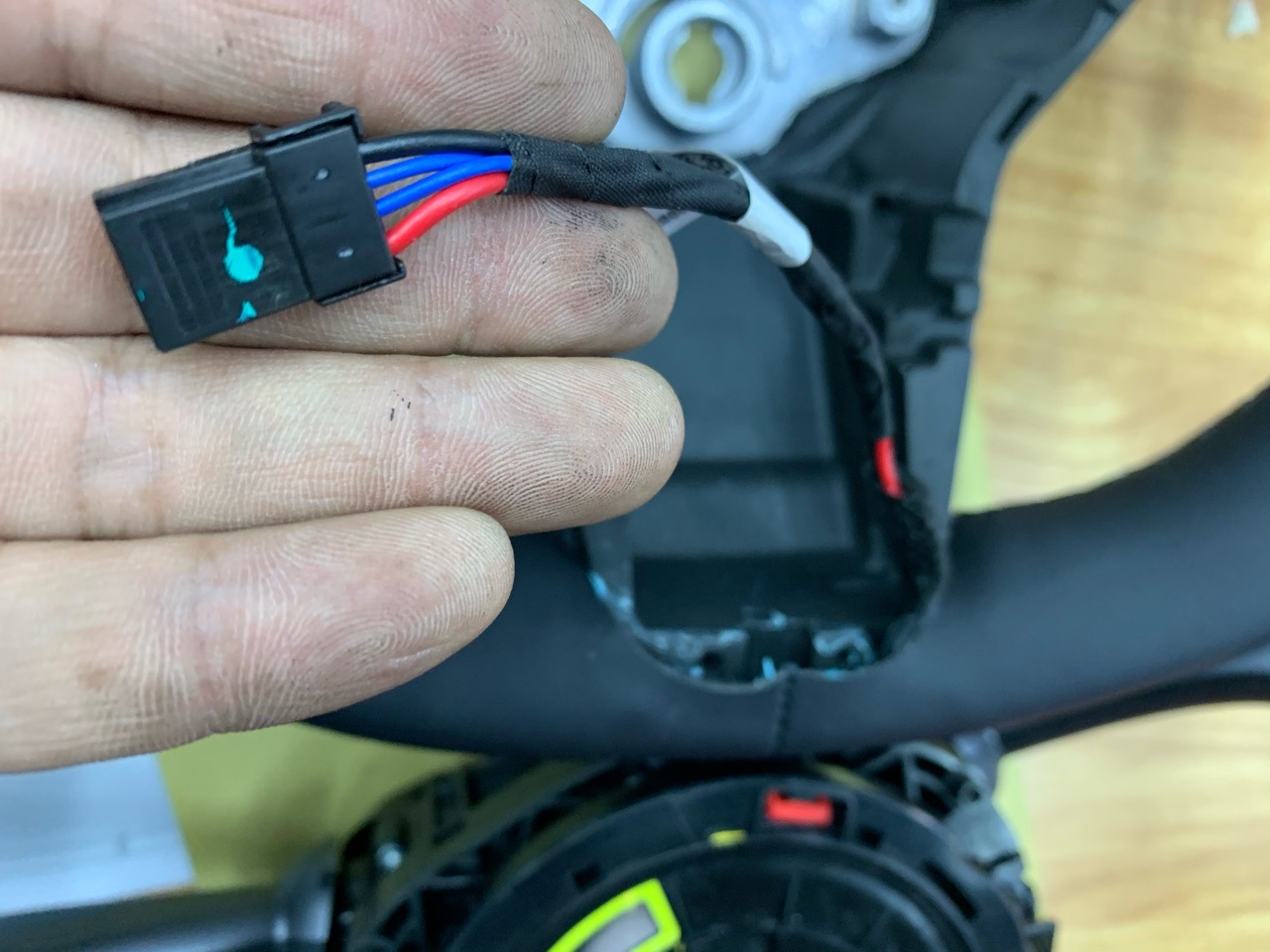 新款加热方向盘秀一波

我试一试能不能搞出来，搞不出来只有寄给超级车间，他们一定能（音响线 雾灯线脚灯线他们的版本都更合理）。 - 图片 6