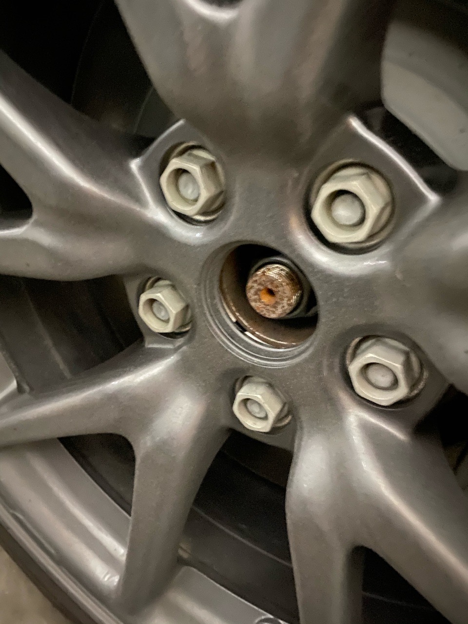 各位，轮毂盖扣掉后里面的螺丝生锈怎么办？ - 图片 1