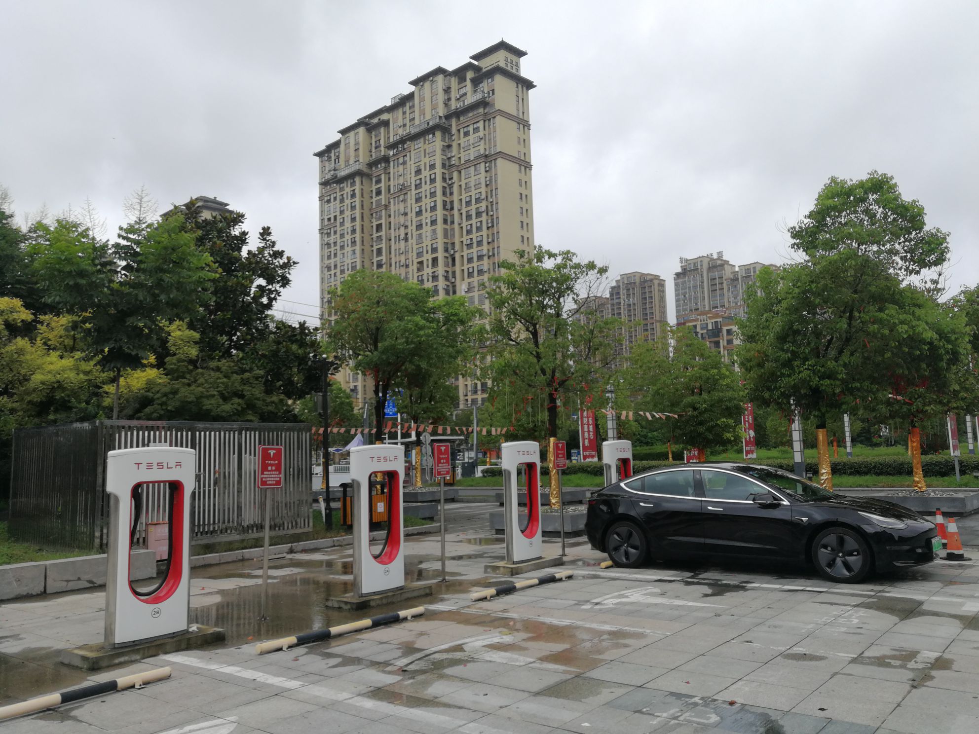 打卡淮安软件园超充，一路焦虑一路无忧，因为续航结结巴巴但又可控，无油车占位，也好像没排队，貌似停车费不收，进出闸口大开特开，休息可以进中业广场，招商前台很nice😊，1A可以充，速度基本达到V2峰值 - 图片 3