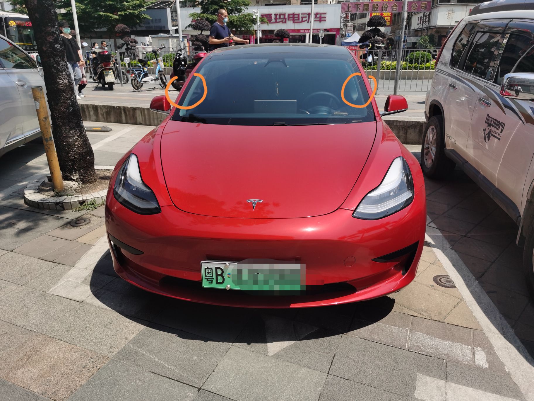 有没有谁的车，开空调时，挡风玻璃这两块外侧特别容易起雾，明明显示是对着人吹，但是也是会起雾，有办法解决吗？ - 图片 1