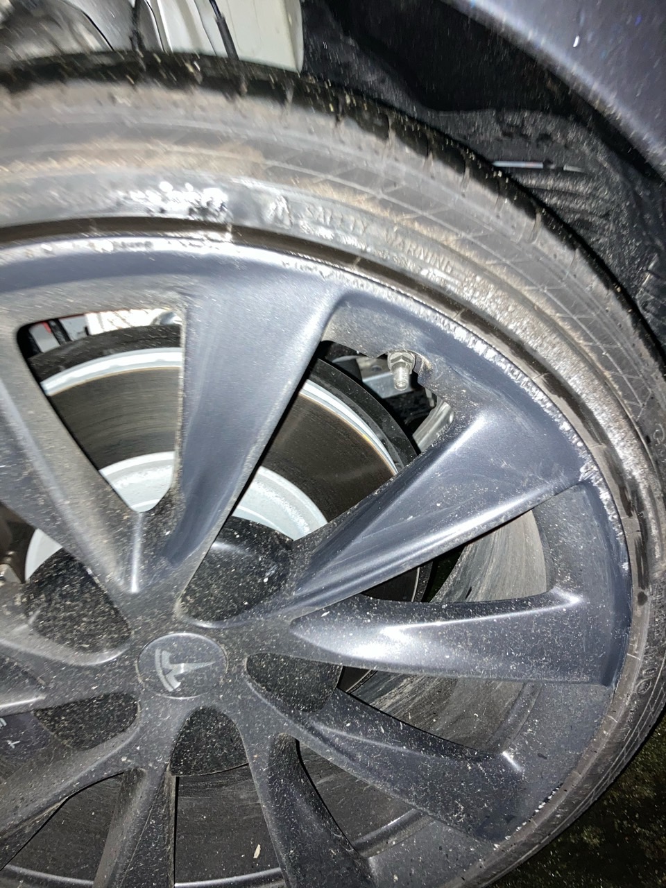 蹭了一下轮胎，怎么处理比较好。 - 图片 1