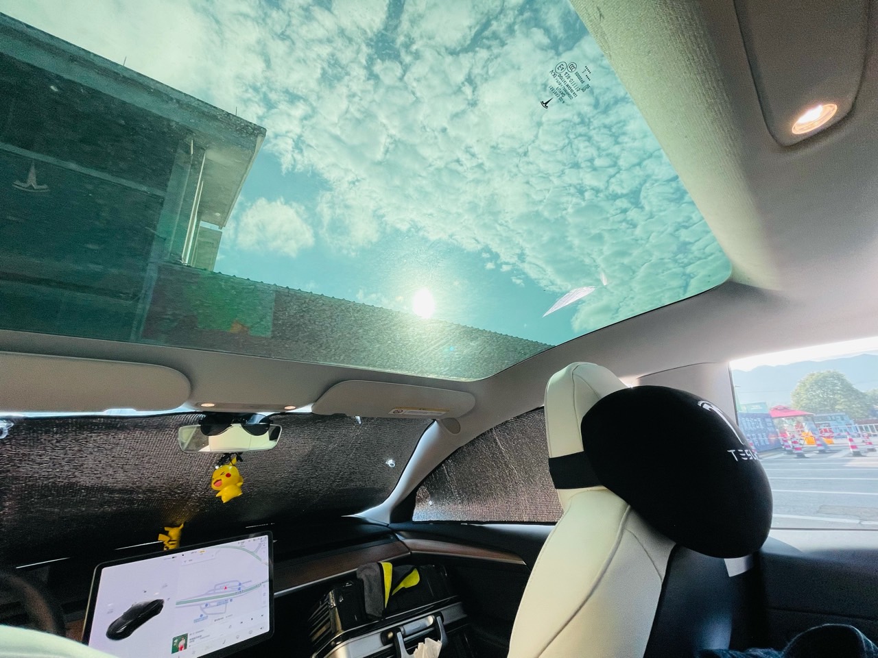 小伙伴们早上好
7:00多醒的时候有点冷，全是水蒸气，然后开了下空调  玩玩手机就准备起床了，这个时候已经太阳出来。 太舒服了😌 梳洗完毕 在服务区随便吃了个早餐  下次还是下高速去吃吧😄   - 图片 4