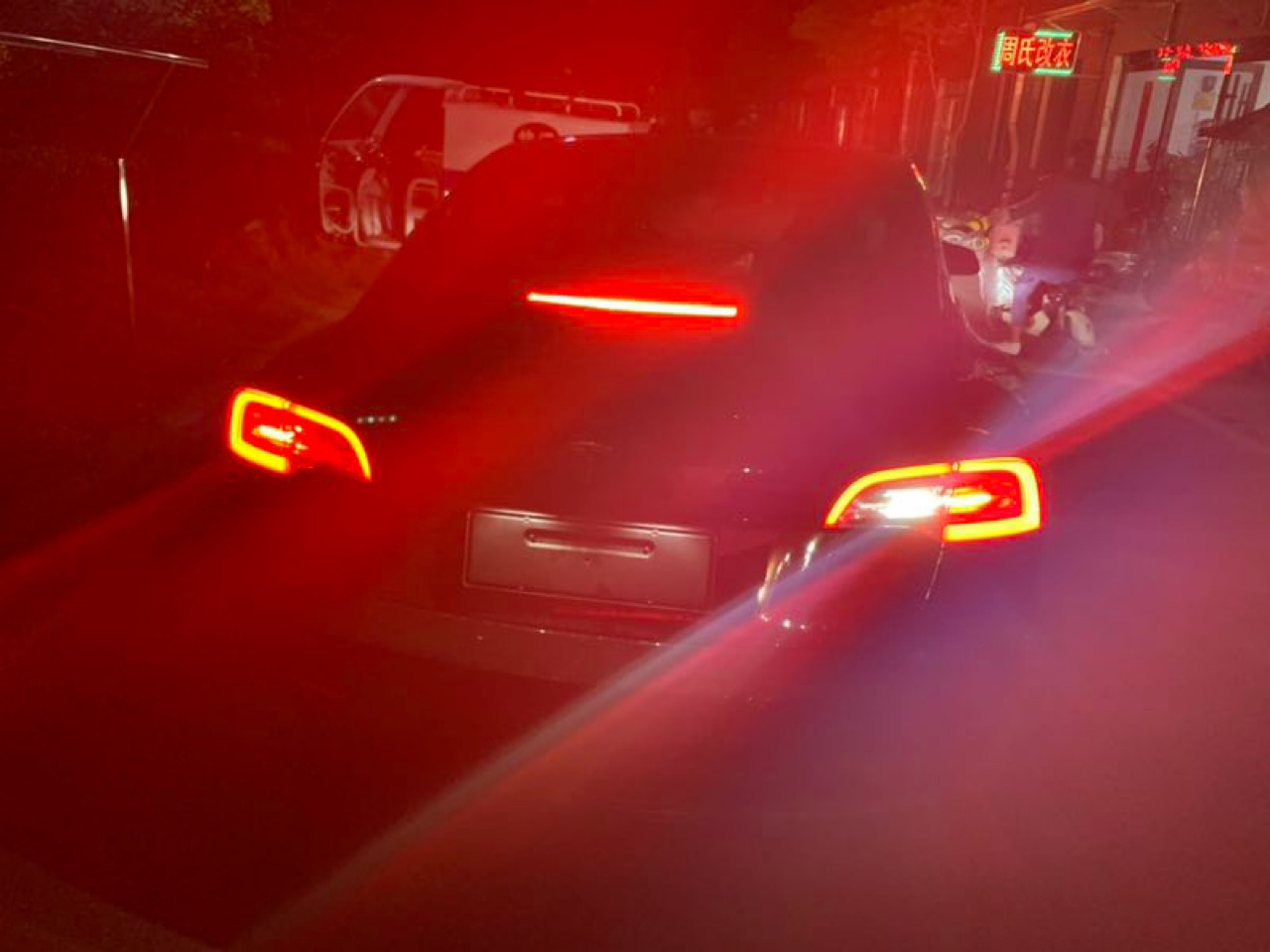 倒车就一个灯亮！什么情况 中间的 - 图片 1