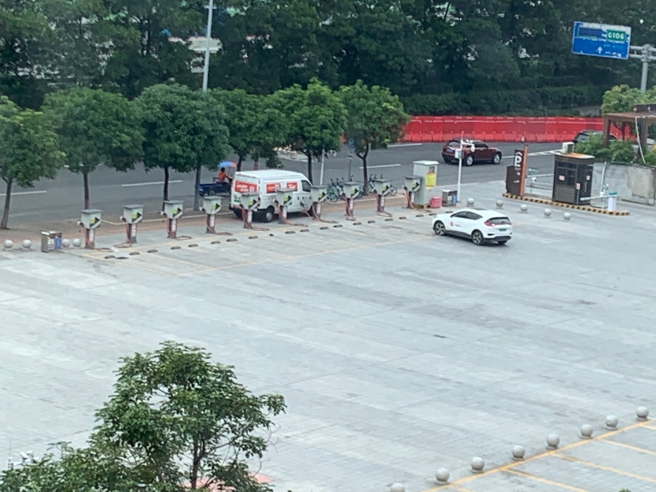 家里距离超冲1公里（3小时停车免费），公司楼下停车场两个充电位（公司租户月保停车免费），再申请电表在家里车位上装一个充电桩，再买一个小特随身冲放车上，充电环境就完美了。 - 图片 2