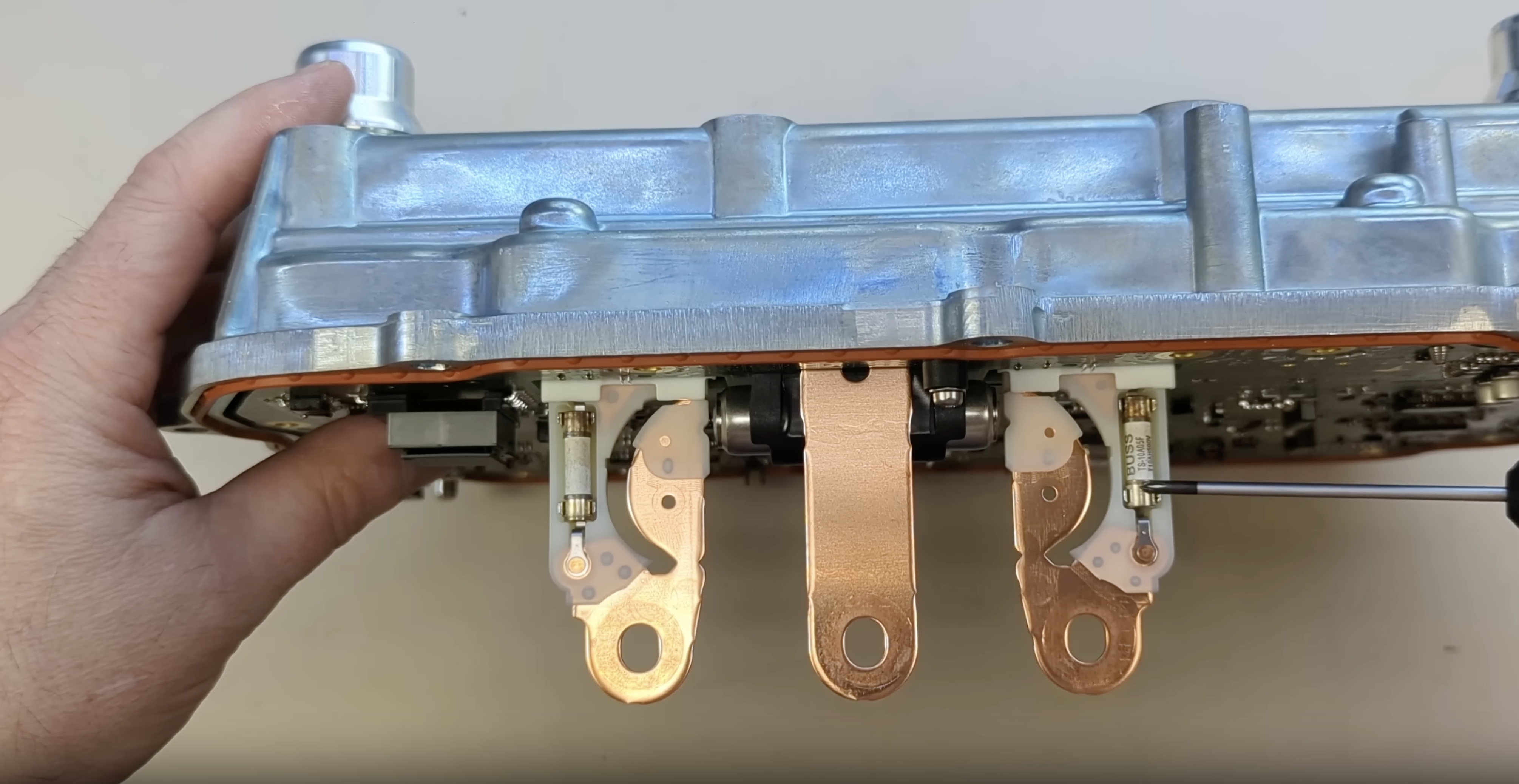 刚刚，工信部发布了最新一批产品公示！特斯拉提交了两款Model Y，其中引人注目的是这次特斯拉引入了他们的两款第四代电驱系统 —— 4D1和4D3。

这两款电机的功率跟现在大家买到的3D6并没有区别 - 图片 5