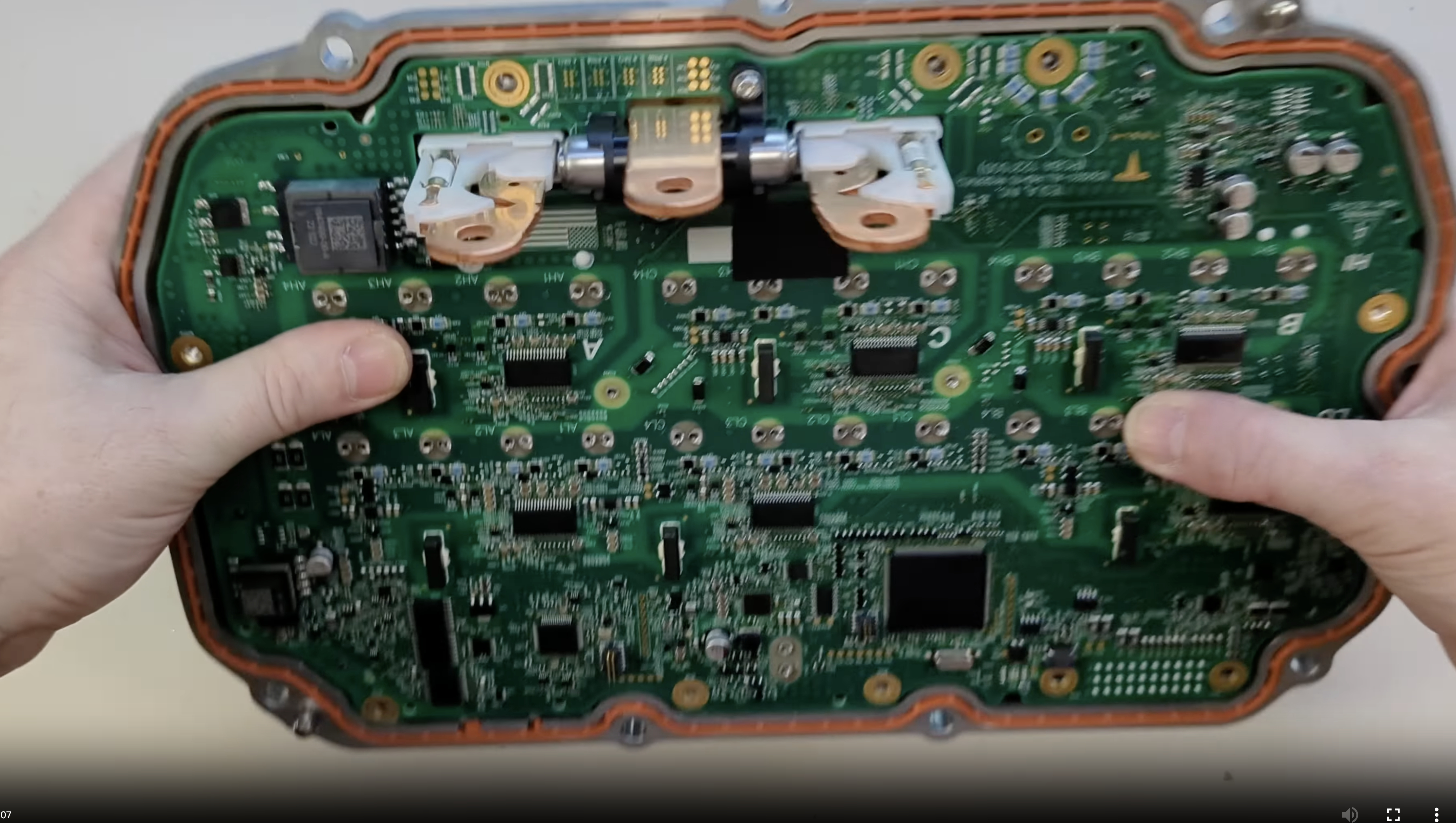 刚刚，工信部发布了最新一批产品公示！特斯拉提交了两款Model Y，其中引人注目的是这次特斯拉引入了他们的两款第四代电驱系统 —— 4D1和4D3。

这两款电机的功率跟现在大家买到的3D6并没有区别 - 图片 4