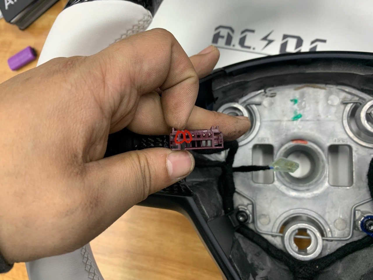 新款加热方向盘秀一波

我试一试能不能搞出来，搞不出来只有寄给超级车间，他们一定能（音响线 雾灯线脚灯线他们的版本都更合理）。 - 图片 3