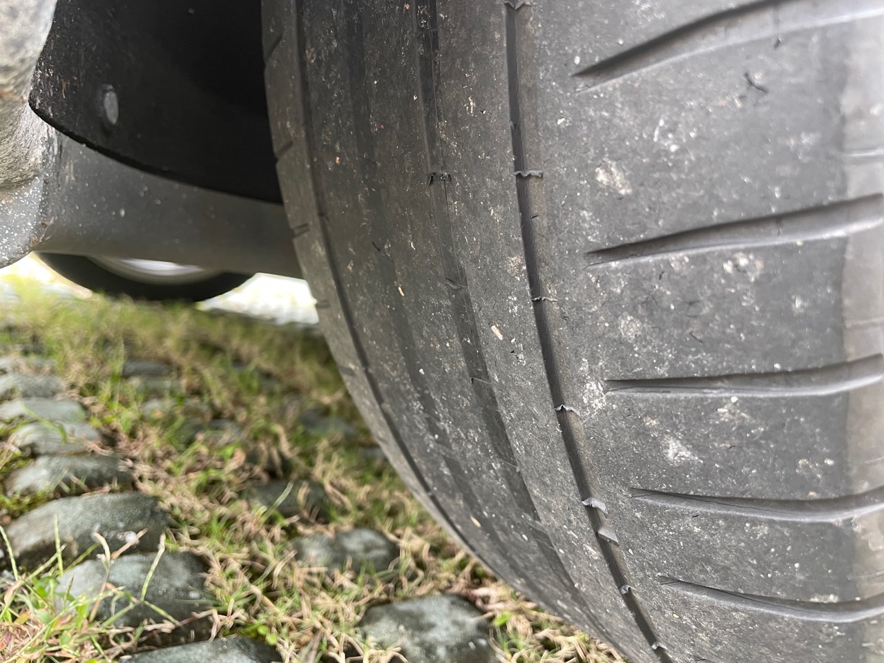 进口3p，后轮两条ps4s 2w公里就这个屌样了，性能是好，用不起，顺便问下这两款便宜轮胎有人用过吗？来说说感受，价格确实诱人，主要是地板电会不会打滑 - 图片 3