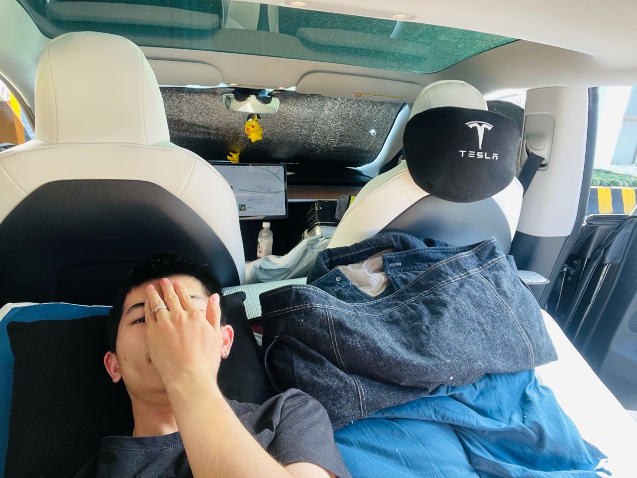 小伙伴们早上好
7:00多醒的时候有点冷，全是水蒸气，然后开了下空调  玩玩手机就准备起床了，这个时候已经太阳出来。 太舒服了😌 梳洗完毕 在服务区随便吃了个早餐  下次还是下高速去吃吧😄   - 图片 6