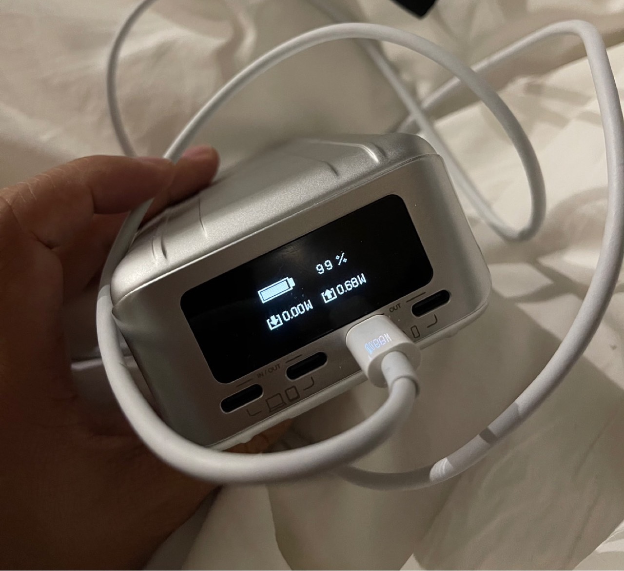 M1 芯片的 MacBook Air 真的节能…… 
拿充电宝测了下，屏幕亮起大概3-5W，屏幕熄了不到1W。

这个100Wh的充电宝，能给它供电20小时。 - 图片 1