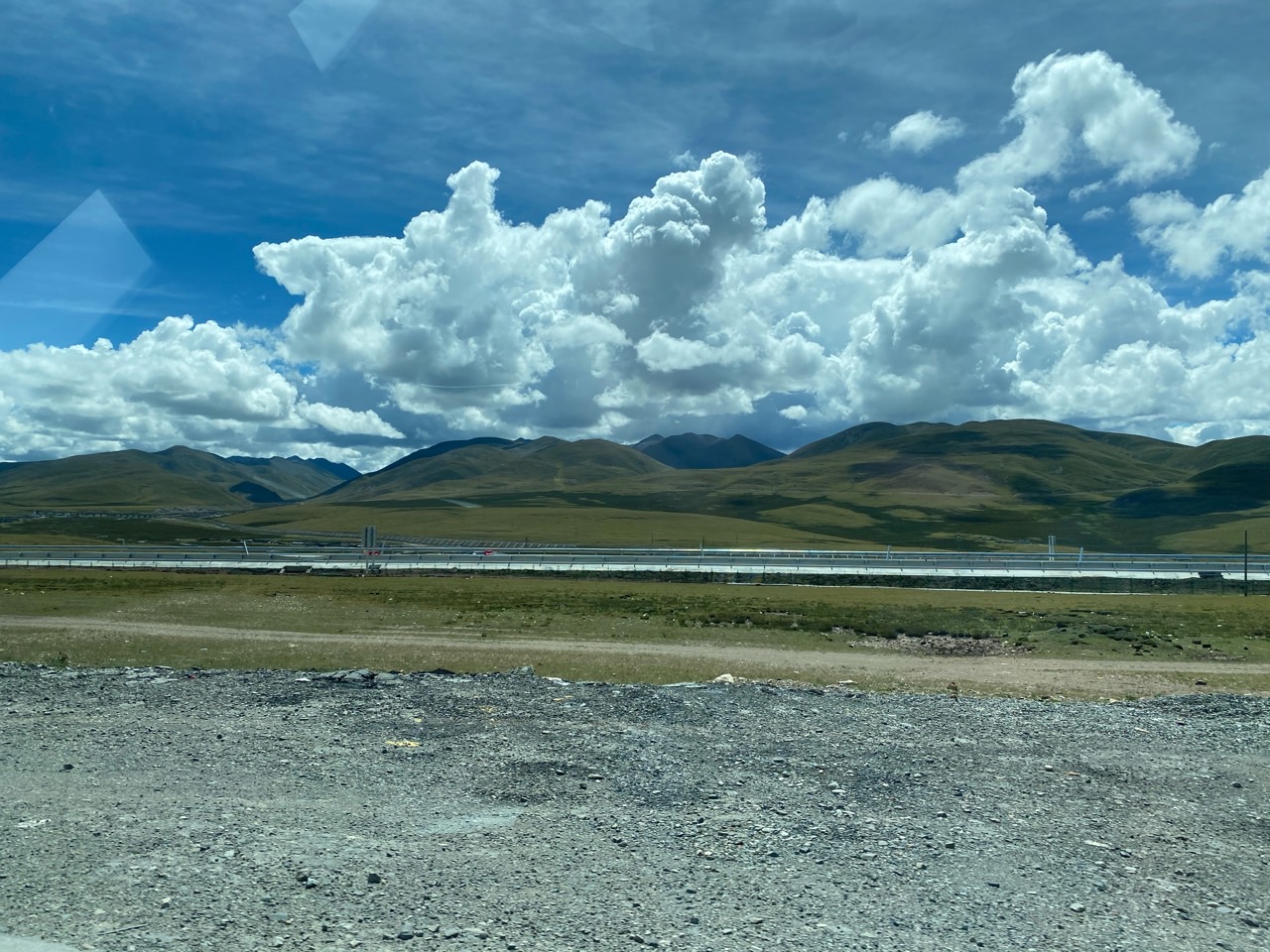 到安多县。早上9点从拉萨出发，计划在那曲住宿。青藏线比川藏线平缓许多，海拔稳定在4700左右，少了盘 - 图片2