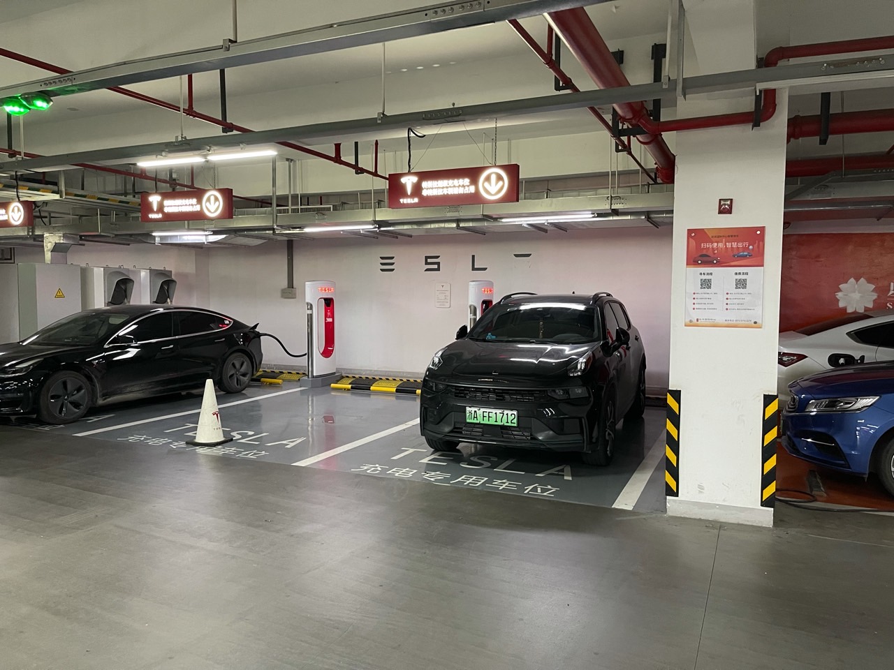 真他妈是个贱人！偌大的停车场，我他妈的看着他晃晃悠悠的非要停在特斯拉超充桩里。什么心态？ - 图片 1